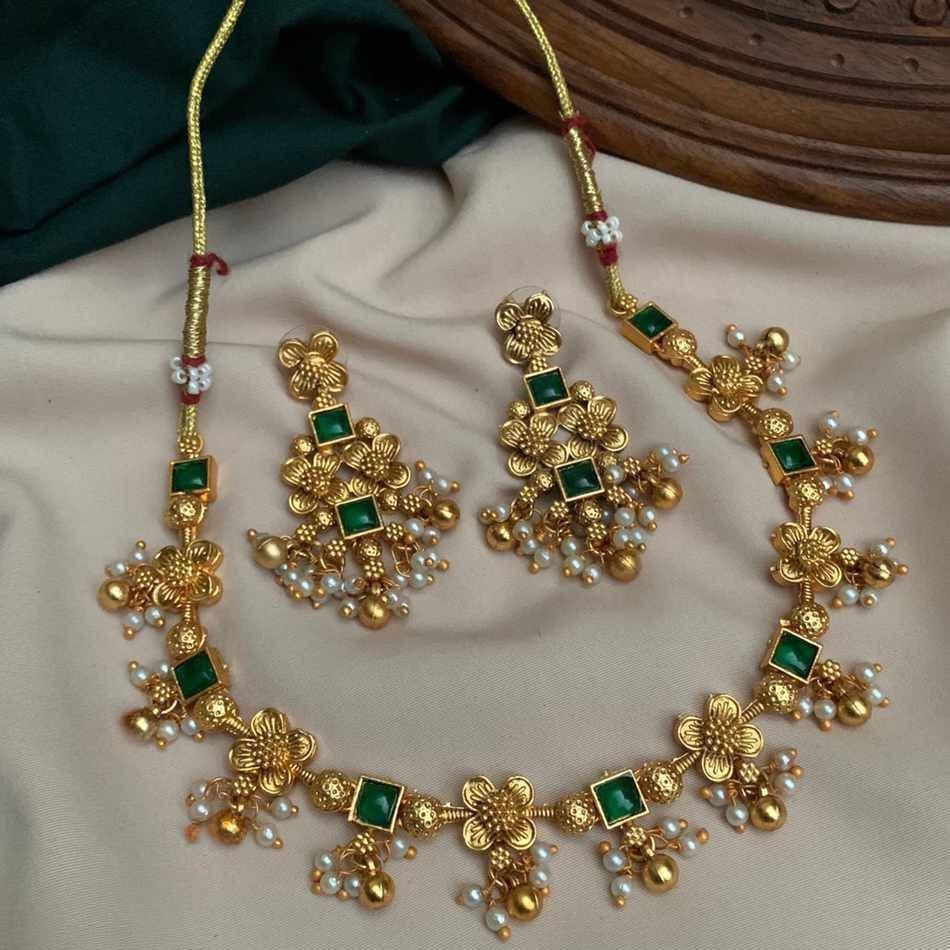 Green Flower Neck Set